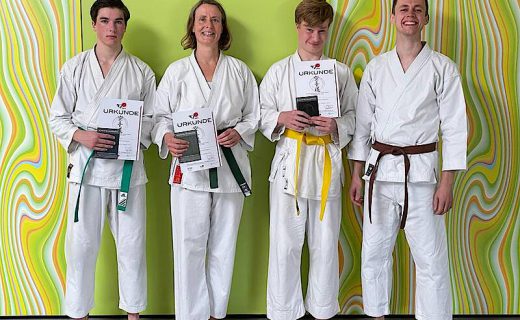 <p>Auf dem Foto sind zu sehen (von links):<br />Lennart Feldbrügge, Doris Black- stein, Silas Blackstein und Sensei (Karate-Lehrer) Lennart Delventhal.</p>